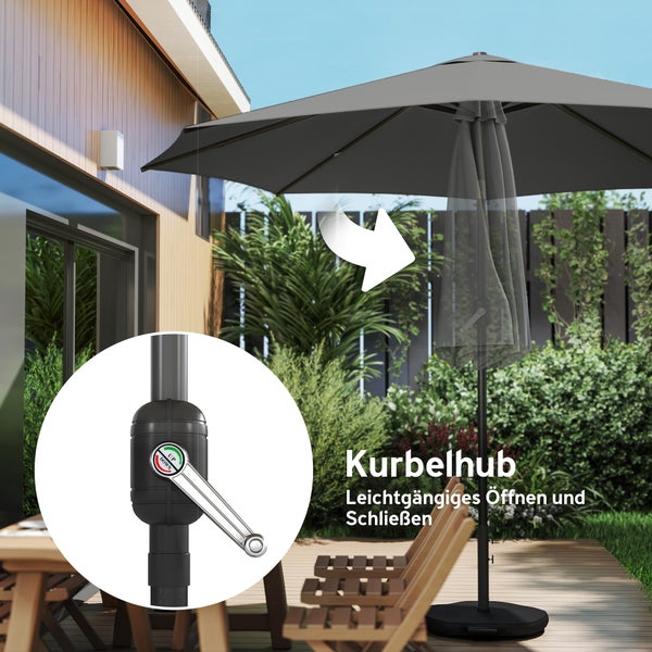 Sonnenschirm mit Kurbelmechanismus zum einfachen Öffnen und Schließen auf einer Terrasse im Garten.