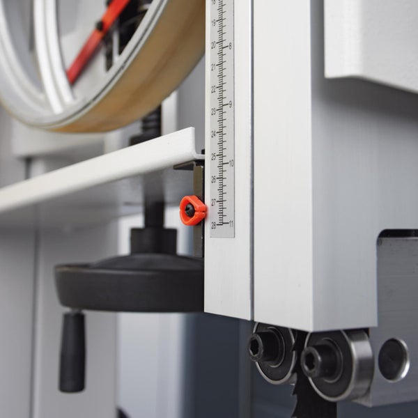 Detailansicht einer Bandsäge mit Einstellvorrichtung und Skala