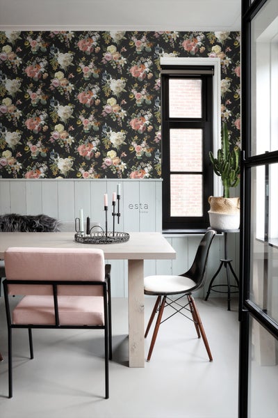 Esszimmer mit Esstisch, Stühlen und Blumendekor an der Wand