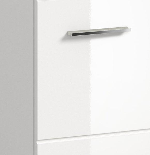 Detailansicht einer glänzend weißen Schrankfront mit einem schmalen Metallgriff.