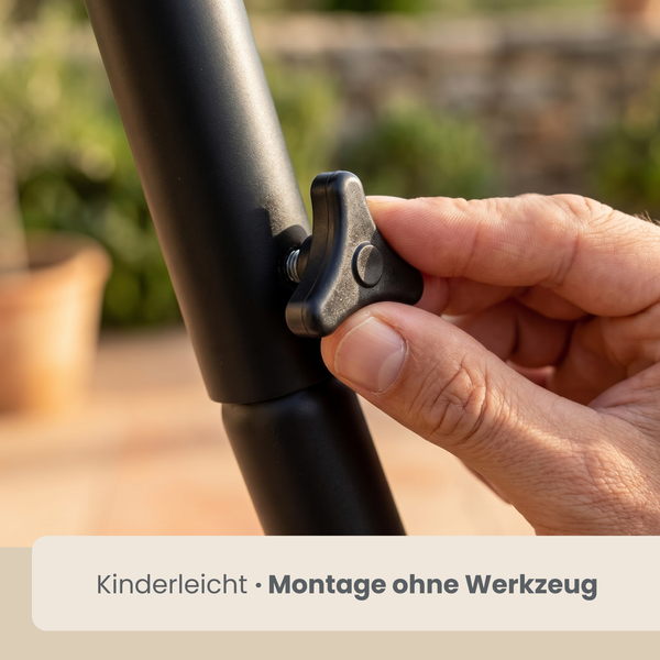 Hand dreht Kunststoff-Flügelschraube an einem Metallrohr fest. Einfache Montage ohne Werkzeug.