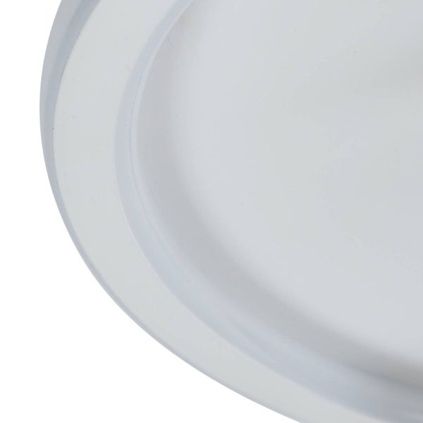 Detailansicht einer runden, weißen Oberfläche mit glattem, abgestuftem Rand.