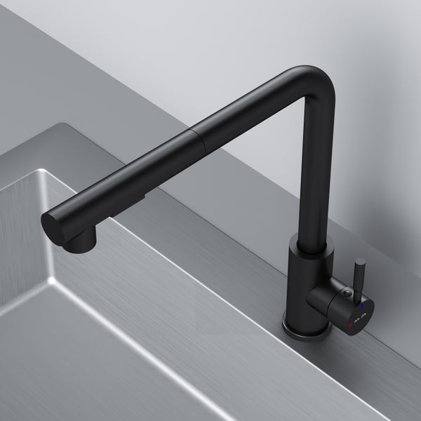 Schwarze matte Küchenarmatur mit ausziehbarer Brause an einer Edelstahlspüle.