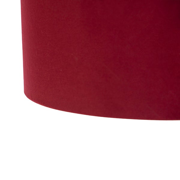 Detailansicht eines dunkelroten Lampenschirms aus Stoff mit samtiger Oberfläche.