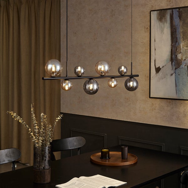 Hängelampe mit Glasschirm über einem Esstisch in einem Esszimmer