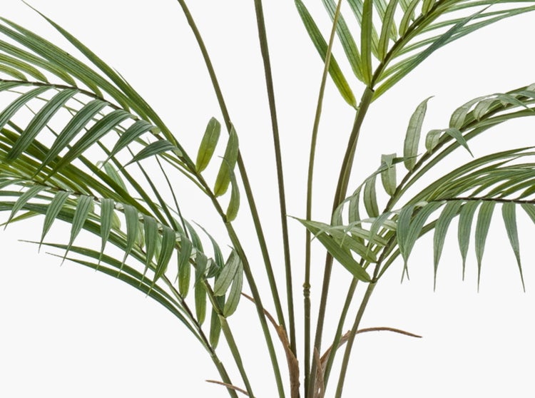 Künstliche Palme im rustikalen Tontopf mit grünen Palmwedeln.