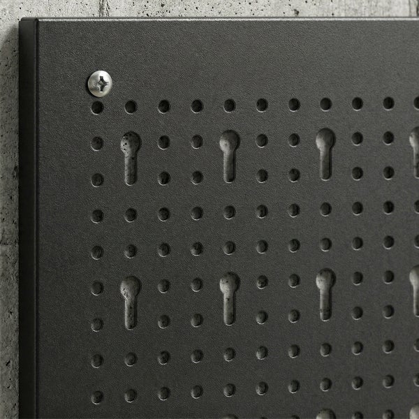 Werkzeugwand aus Metall mit Lochraster und Schlüsselloch-Stanzungen zur Organisation in der Werkstatt.