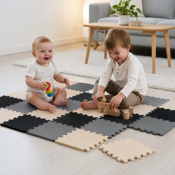 Zwei Kinder spielen auf einer Steckmatte aus Schaumstoff in einem Wohnzimmer mit kariertem Muster in verschiedenen neutralen Farben.