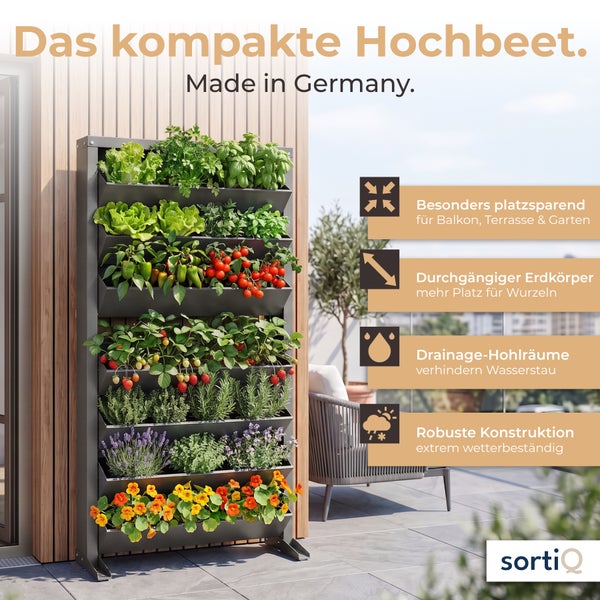 Vertikales Hochbeet aus Metall mit sechs Pflanzebenen auf einer Terrasse inklusive Info-Grafiken zur Platzersparnis und Robustheit von SortiQ.