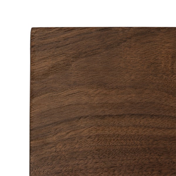 Detailansicht einer Holztischplatte mit sichtbarer Holzmaserung aus massivem Walnussholz