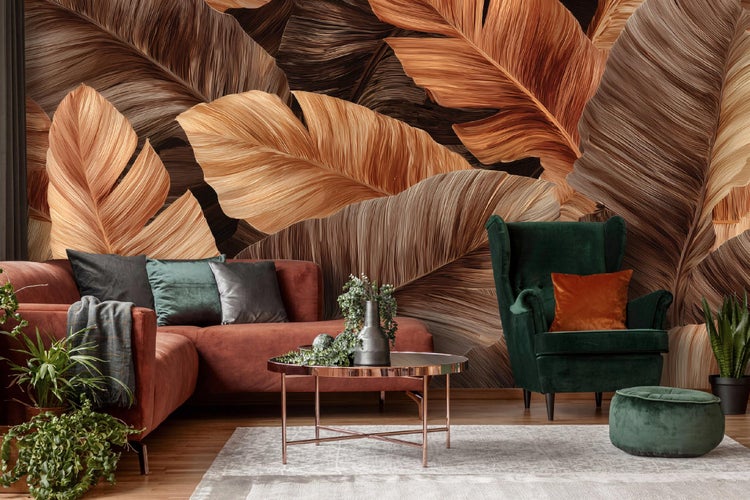 Wohnzimmer mit Sofa, Sessel, Couchtisch und Blättermuster-Tapete