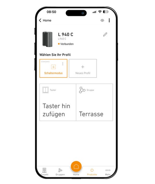 Smartphone-Display mit der Anzeige einer Smart Home App