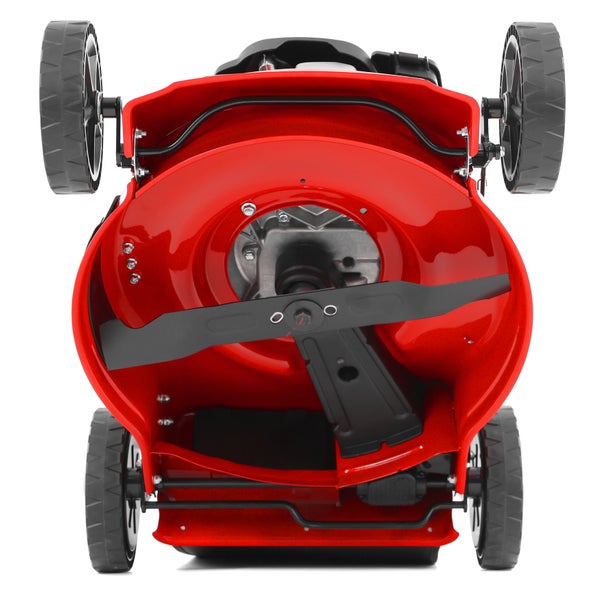 Unteransicht eines Rasenmähers mit rotem Gehäuse, schwarzem Schneidmesser und vier Rädern.