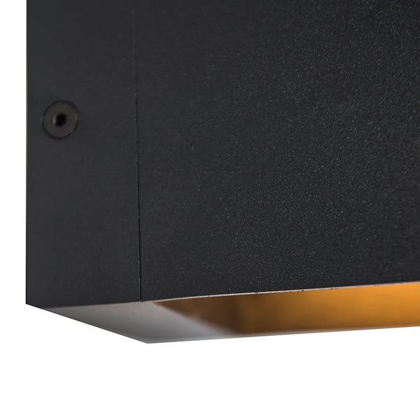 Detailaufnahme einer schwarzen Außenwandleuchte