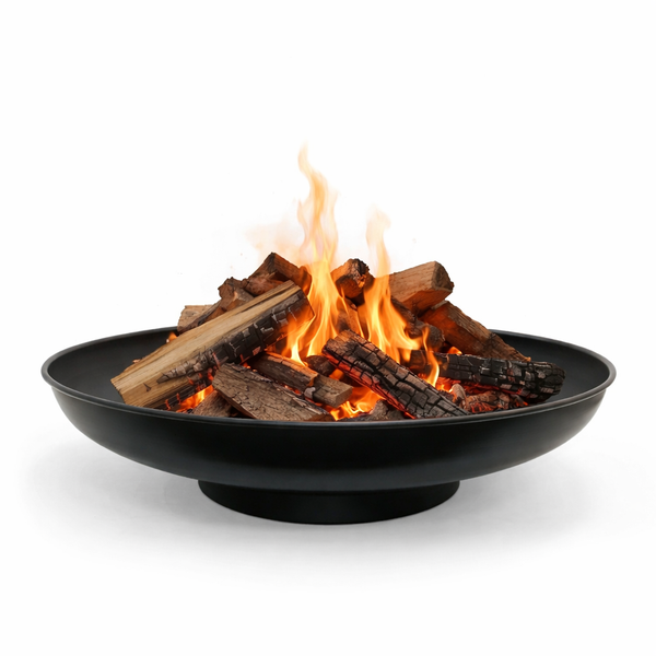 Schwarze Feuerschale aus Metall mit brennendem Brennholz und lodernden Flammen.