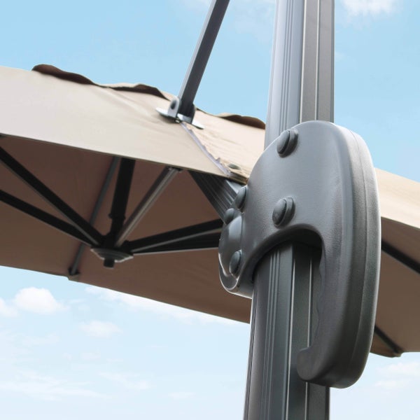 Detailaufnahme des Verstellmechanismus und Griffs eines Ampelschirms mit Schirmmast und Bespannung.