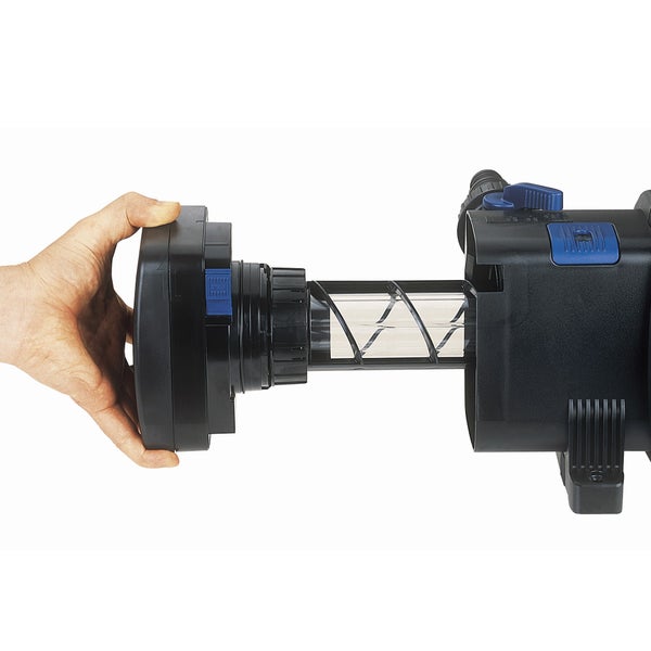 Hand entnimmt die Ultraviolett-C-Einheit mit Quarzglasrohr und Reinigungsrotor aus einem schwarzen Teichfilter.