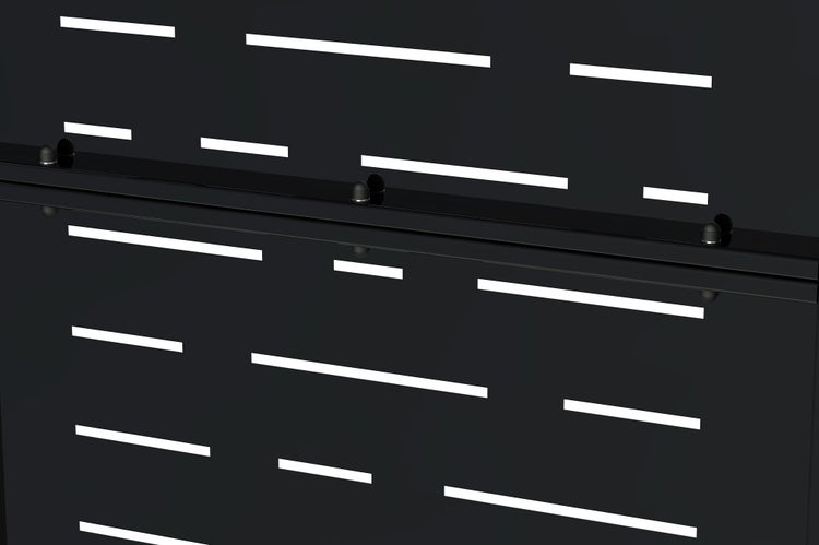 Sichtschutzelement aus Metall mit modernem Schlitzmuster und horizontaler Verbindungsschiene.