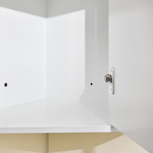 Innenansicht eines weißen Schranks mit einer offenen Tür und einem Einlegeboden