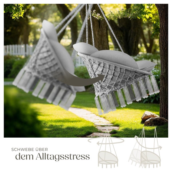 Hängesessel mit Kissen und Fransen im Garten