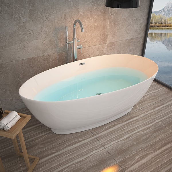 Freistehende Badewanne mit Armatur in modernem Badezimmer mit Fliesenboden und Blick auf eine Seenlandschaft.