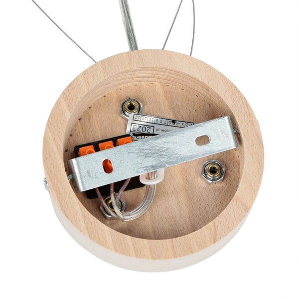 Innenansicht einer Deckenleuchte aus Holz mit elektronischen Bauteilen