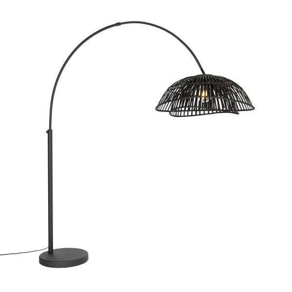 Bogenlampe mit Rattan-Schirm