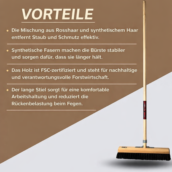 Rechteckige Kehrbürste mit Holzstiel und Borsten aus Rosshaar und synthetischen Fasern.