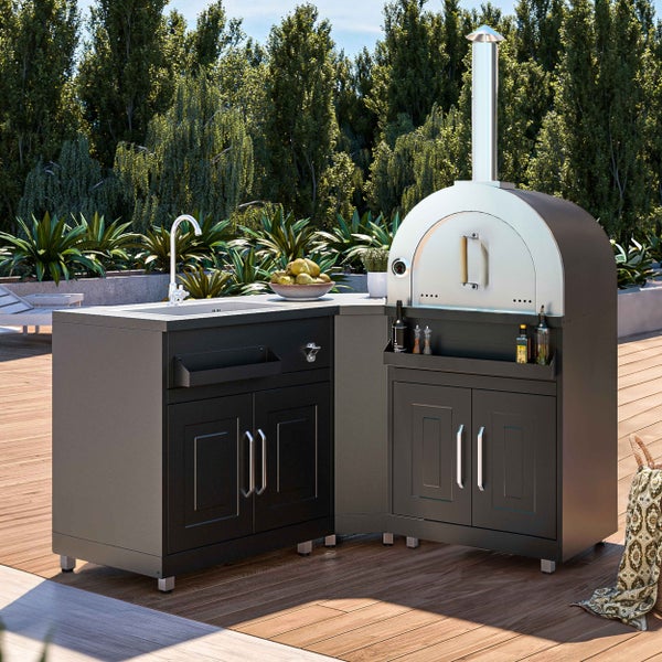 Moderne Außenküche in L-Form mit Spülbecken und Pizzaofen aus Edelstahl auf einer Holzterrasse.