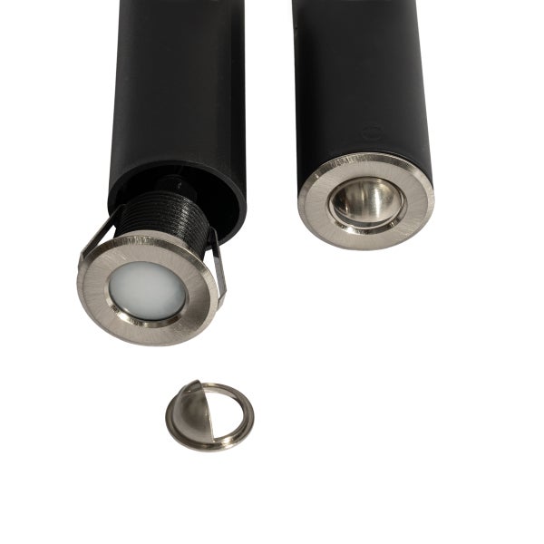 LED Einbaustrahler Set mit schwarzen Kunststoffrohren und runden Blenden aus Edelstahl.