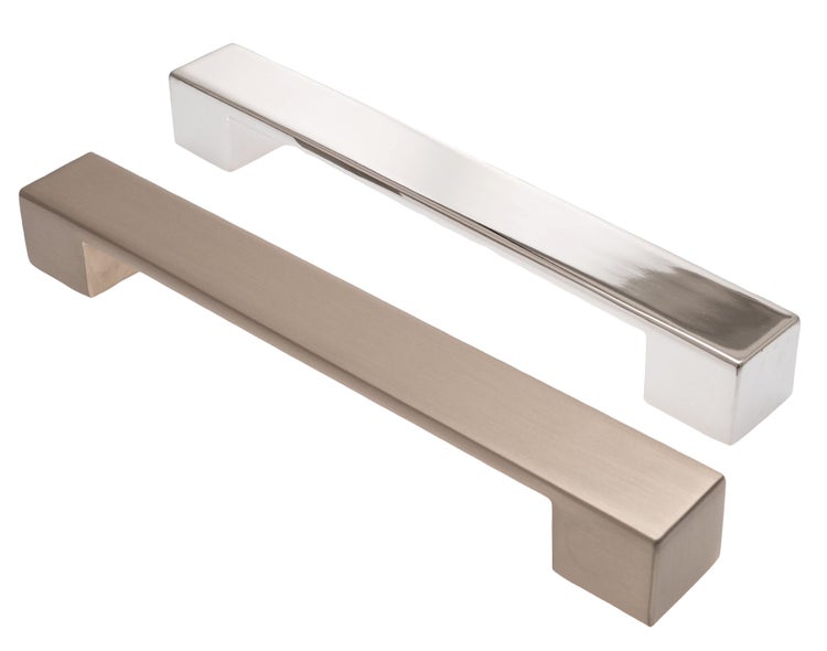 Zwei Möbelgriffe aus Metall