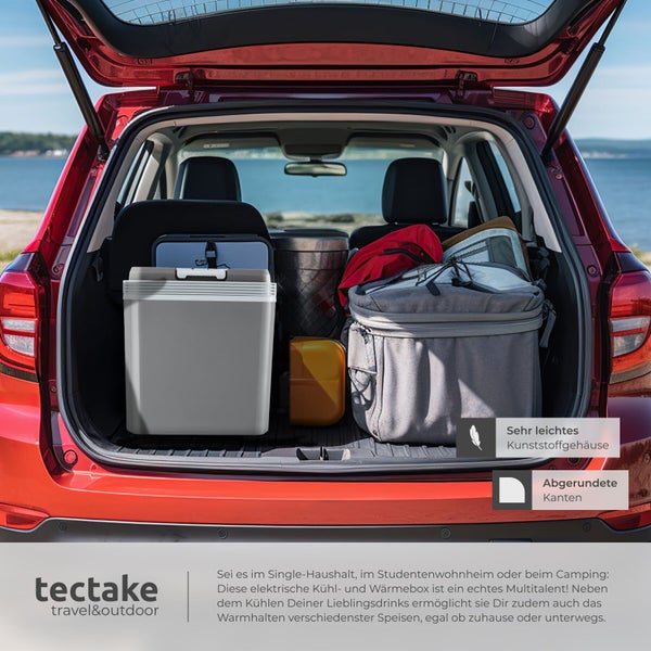 Elektrische Kühl- und Wärmebox aus leichtem Kunststoff mit abgerundeten Kanten, verstaut im Kofferraum eines Autos neben Reisetaschen, tectake Logo.
