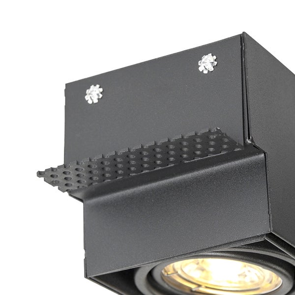Schwarzer quadratischer Einbaustrahler aus Metall mit perforiertem Putzprofil und Leuchtmittel.