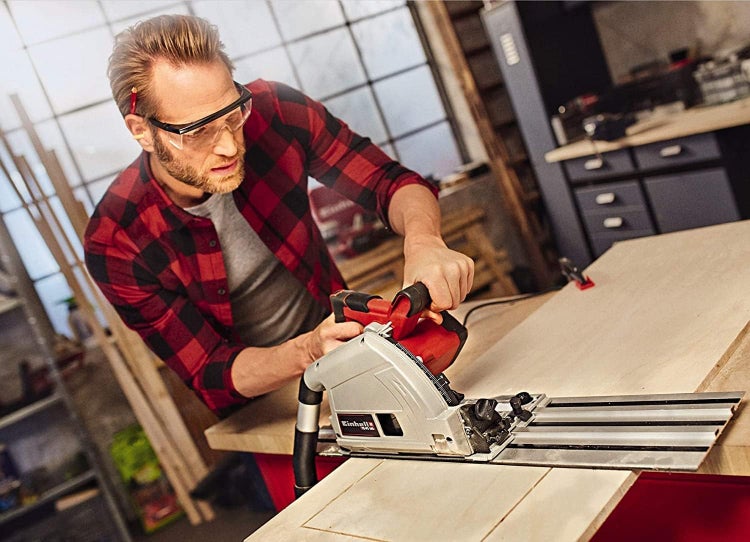Einhell Tauchkreissäge TE-PS 165 mit Sägeblatt für präzise Schnitte in Holz und Holzwerkstoffe.