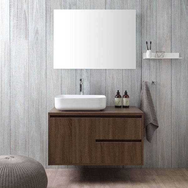 Badezimmer mit Waschtischunterschrank, Aufsatzwaschbecken und Spiegel