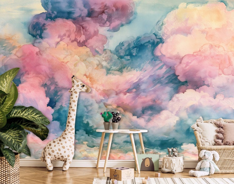 Kindertapete mit Wolkenmotiv in Aquarelloptik im Kinderzimmer mit Giraffenfigur und Einrichtungsgegenständen.