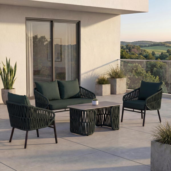 Modernes, grünes Garten-Lounge-Set aus Seilgeflecht mit Sofa, Sesseln und Tisch auf einer hellen, geräumigen Terrasse mit Ausblick ins Grüne.