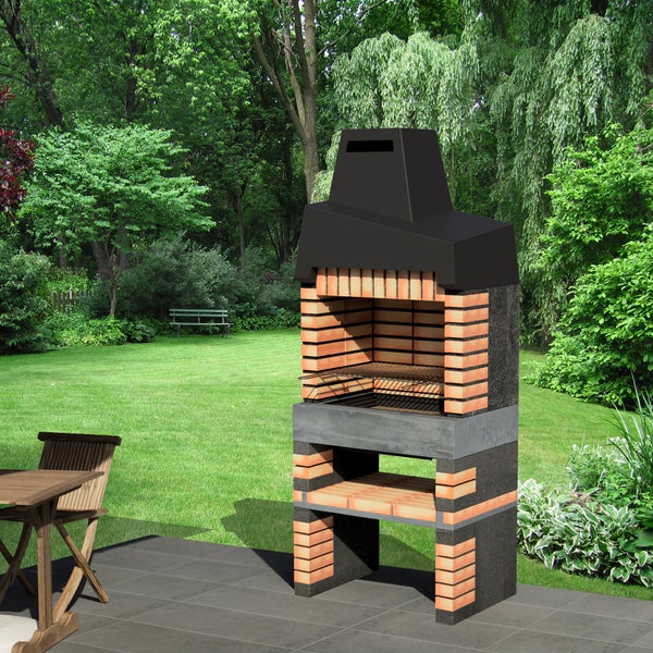 Steinbackofen Gartengrill mit Metallhaube auf einer Terrasse im Garten