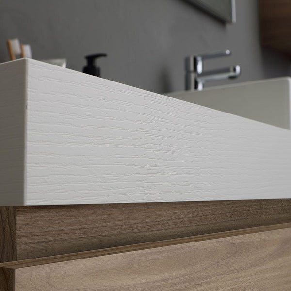 Detailaufnahme eines Waschtischunterschranks mit Holzstruktur