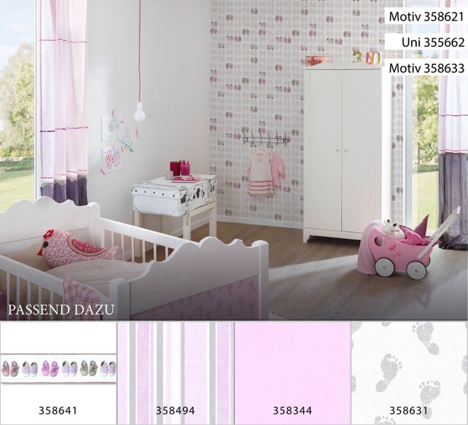 Kinderzimmer mit Bett, Schrank und verschiedenen Tapetenmustern