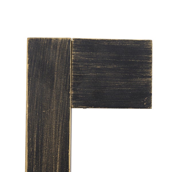 Detailansicht einer rechteckigen Leuchte aus Metall mit einer schwarz-goldenen Patina.