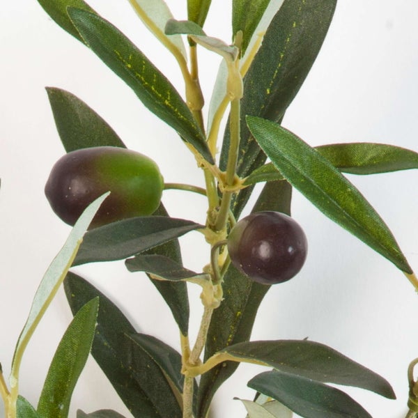 Künstlicher Olivenzweig mit grünen Blättern und einer dunklen Olive.
