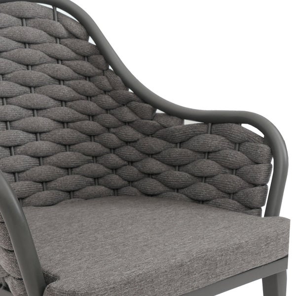 Detailansicht eines Sessels mit geflochtener Rückenlehne und Armlehne