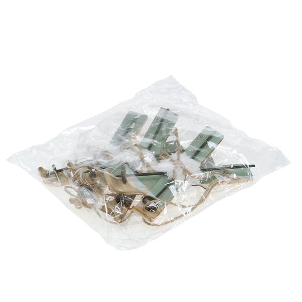 Verpackung mit Holzdekorationen für Weihnachten