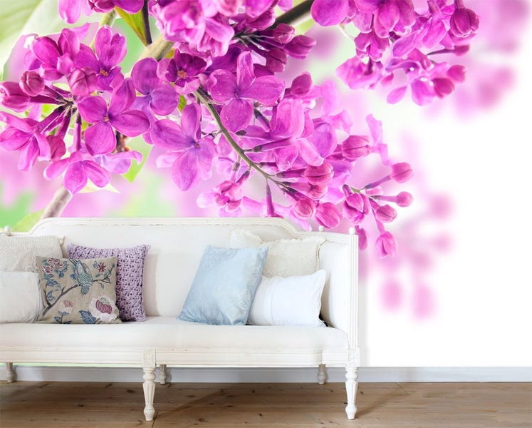 Dekoratives Wohnzimmer mit lila Blumen Fototapete und weißer Couch