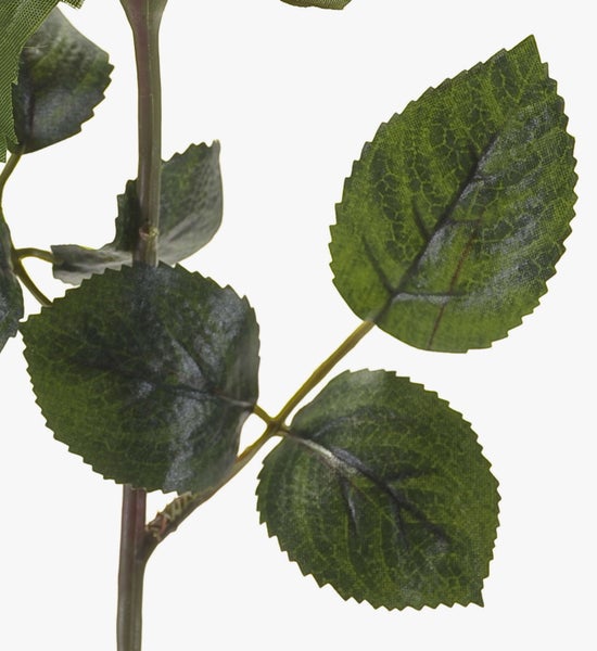 Künstliche Rose mit orangefarbener Blüte und grünem Stiel.