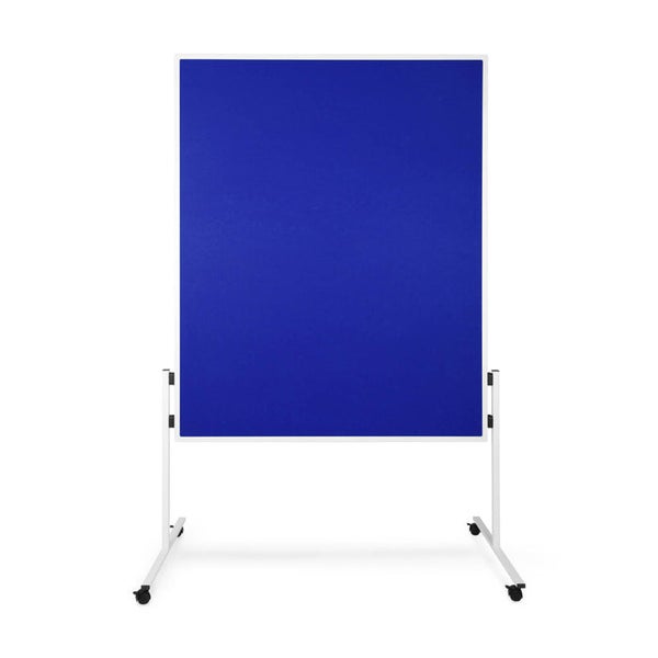 Mobile Pinnwand mit blauer Filzoberfläche auf einem weißen Metallgestell mit vier Rollen.