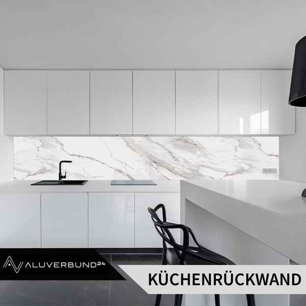 Moderne Küche mit weißer Küchenrückwand in Marmoroptik