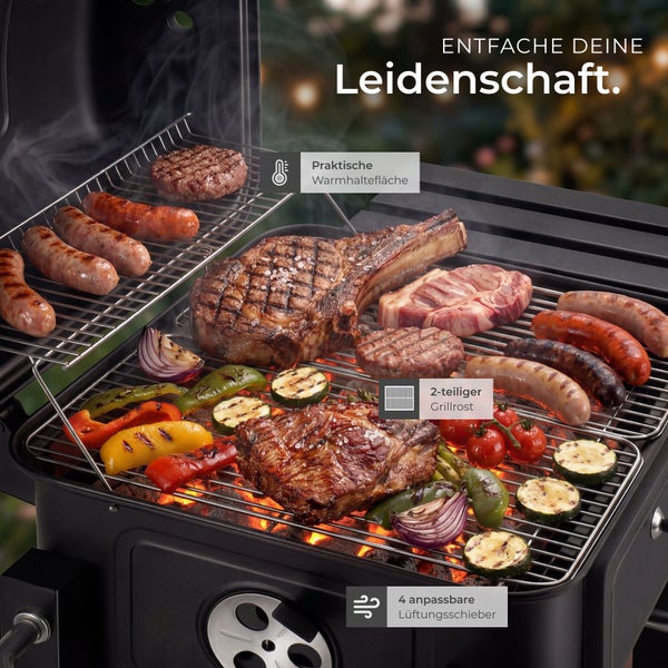 Holzkohlegrill mit Fleisch und Gemüse auf einem zweiteiligen Grillrost, einer Warmhaltefläche und vier anpassbaren Lüftungsschiebern.