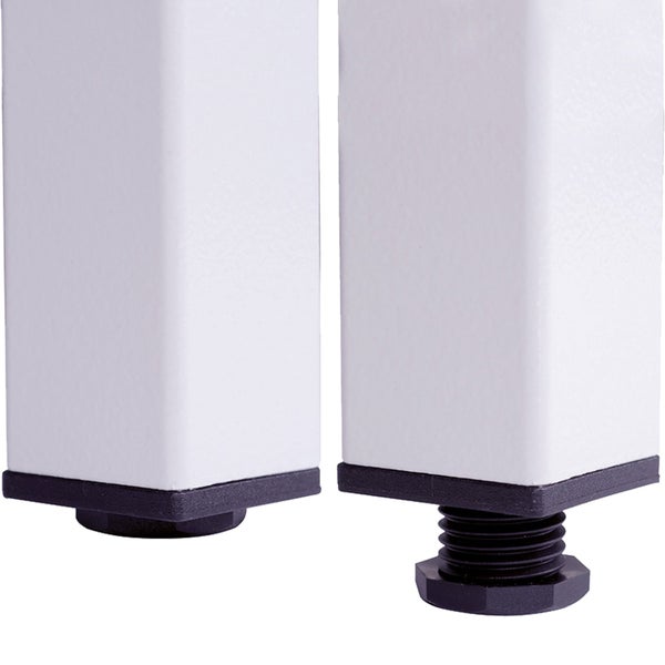 Detailansicht von zwei quadratischen Möbelfüßen mit integrierten höhenverstellbaren Gleitern zum Ausgleichen von Bodenunebenheiten.